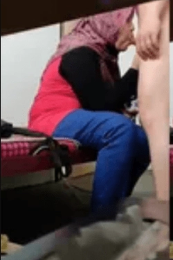 Bokep Indo – Ibu-Ibu Jilbab Sepong Kontol Ponakan