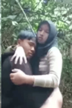 Bokep Indo – Jilbab Hitam Nafsu Di Hutan